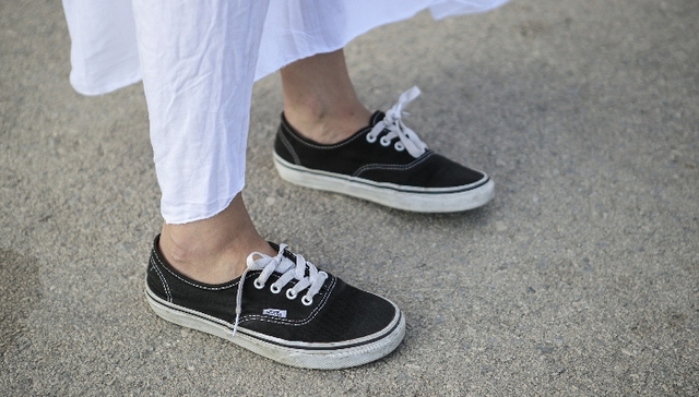 Vans年销售涨24%无济于事？母公司VF下调业绩预期致股价大跌