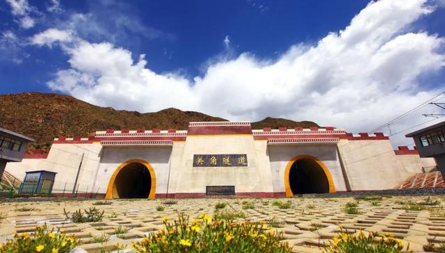 关角,穿山,展线,高海拔地区,新关,传奇,倒金字塔,人民铁道,列车运行,隧道养护