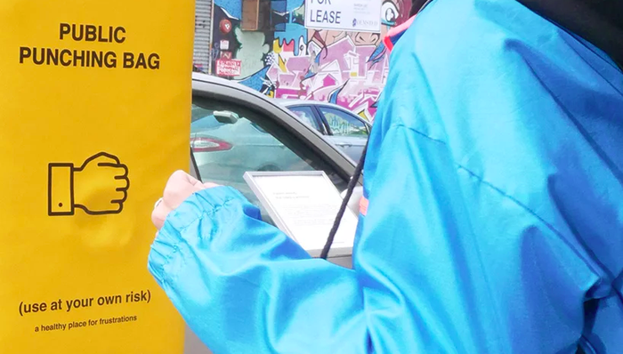 做社畜压力太大？纽约街头出现了让你自由发泄的减压袋