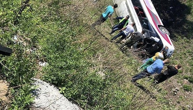 俄罗斯旅游大巴发生交通事故，中国公民2死13伤