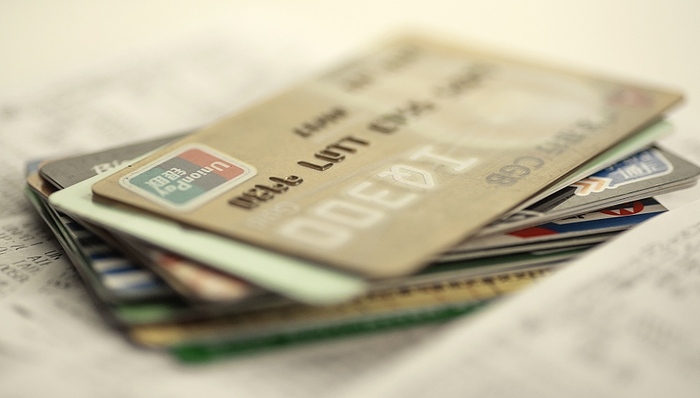 信用卡业务,病毒式,信用卡发卡量,信用卡消费,强推销,摊位,免年费,手游,上海白领,银行业金融机构