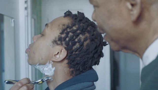 吉列广告鼓励男性做自己：变性青年的第一次刮胡子也很特别