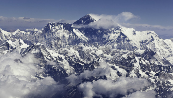 珠峰攀登经济账单：46万起步，每登一米都是“钱”