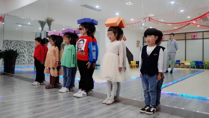 3岁童模被母亲踢踹背后：“红的孩子”一年挣一套房