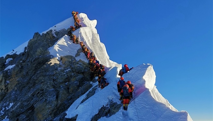 喜马拉雅山又现攀峰意外：一登山团失踪，8人生死未卜