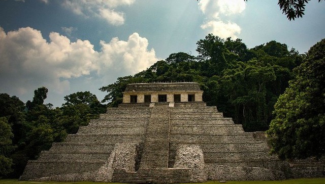 文明崩溃有一个辉煌的过往，但却面临阴暗的未来