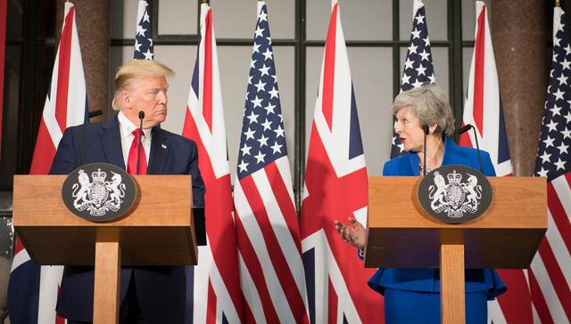 特朗普称赞梅姨“比我会谈判”，还说英国人抗议到访是“假新闻”