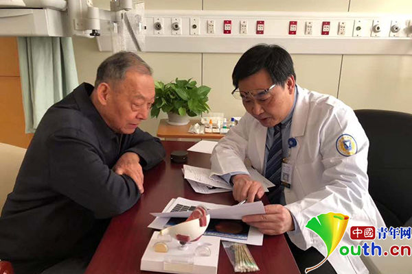 姚玉峰,医者,误诊漏诊,资料图,角膜病,高龄患者,姚氏法,故事,眼科医生,雕花