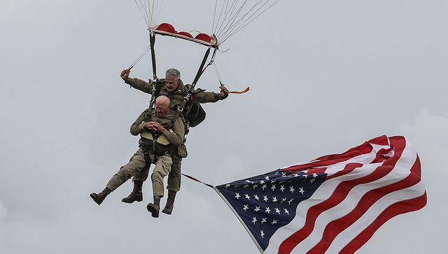 九旬老兵跳伞纪念诺曼底登陆75周年：那是年轻人随时需要赴死的年代