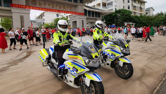 火车晚点、忘带证件、走错考场，2019高考考生“在路上”