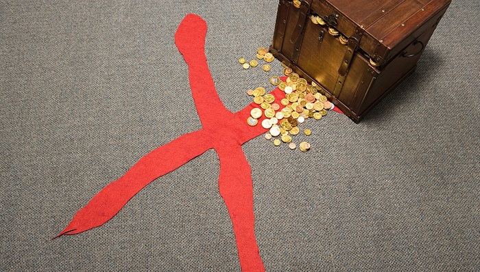 揭秘收藏品高价回收骗局：专忽悠老人，号称半年赚150%