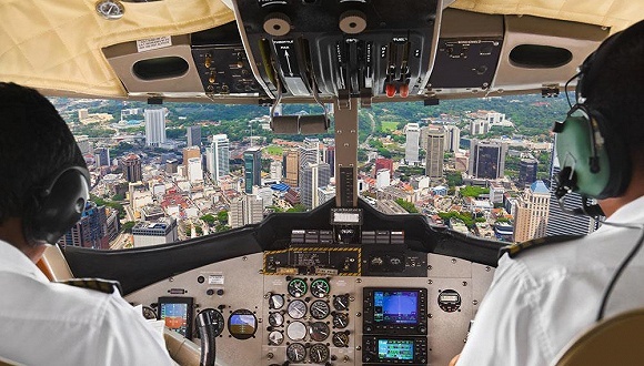 东方航空旗下12年经验飞行员想辞职，被东航索赔540万