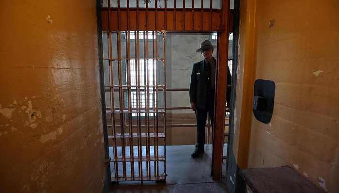 阿拉巴马州长签署法案：性侵儿童者获释前须接受化学阉割