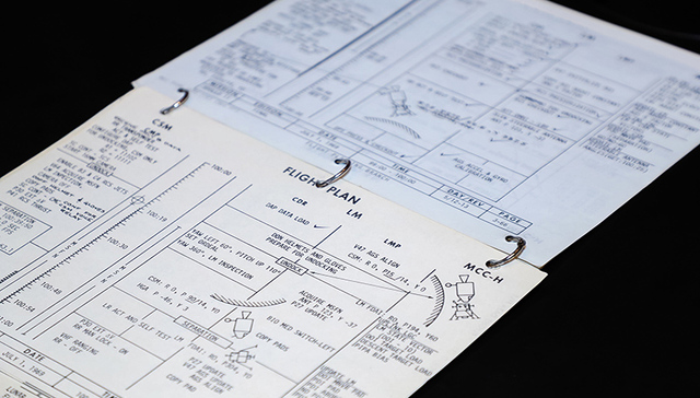 曾见证“人类一大步”，阿波罗11号登月舱航行记录册将被高价拍卖