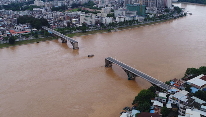 广东河源东江大桥2孔垮塌致2车坠江，此前曾多次维修