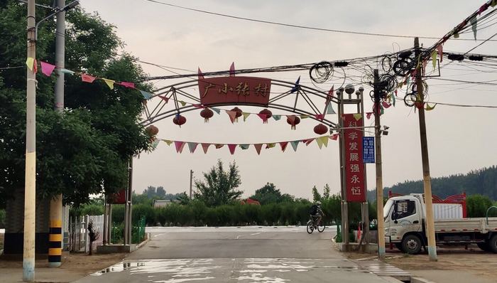 女快递员下跪当事人回应：并非恶意投诉，希望公布执法视频