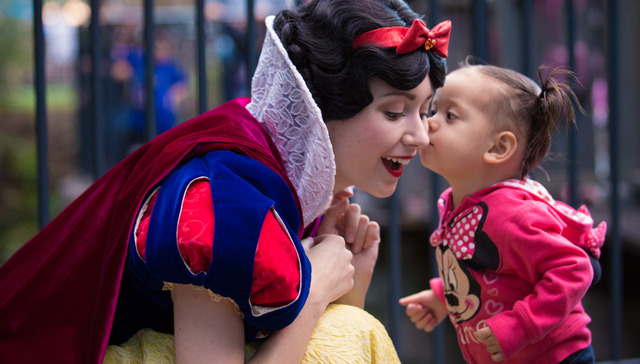 白雪公主扮演者不能自拍？因为迪士尼乐园不想让你出戏