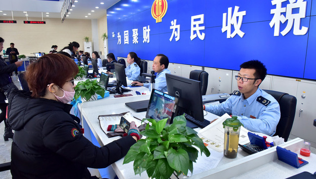 今年前5月全国税收收入同比增长2.2%，个税下降逾三成