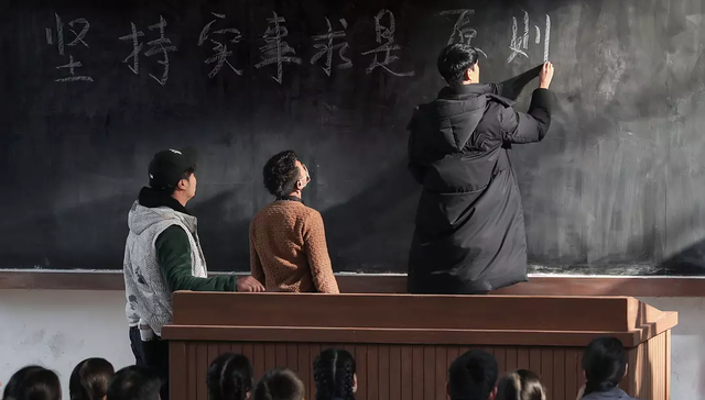 【文娱早报】《大江大河》获第25届上海电视节白玉兰奖最佳中国电视剧 佩德罗·阿莫多瓦获威尼斯终身成就金狮奖