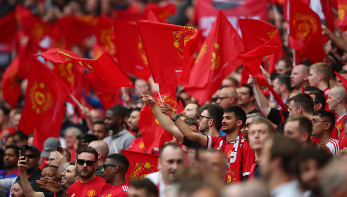 漫长多事的夏天，曼联还得先看好自家的闹事球迷