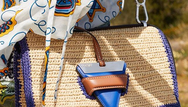 【是日美好事物】BV方头高根凉鞋成新网红，LOEWE蓝色包袋充满大海信息