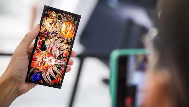 OPPO发布“透视全景屏”屏下摄像头和“无网络通信技术”