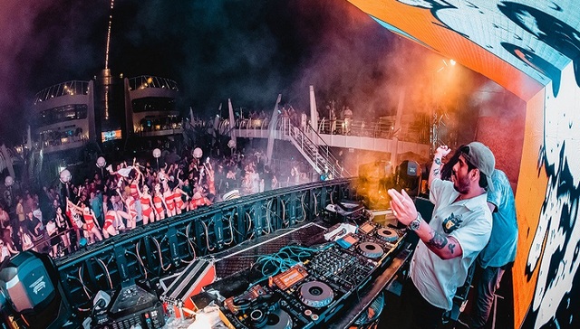 海上音乐节来到了中国，爱好音乐的年轻人选择了冷静