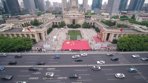 庆祝这个特殊的日子，静安两处地标唱响同一首歌！