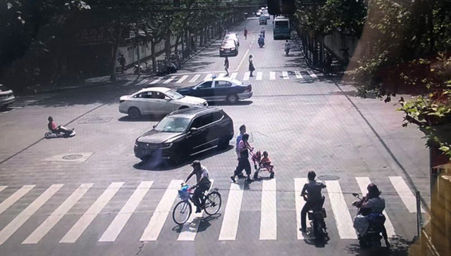 上海宝山“米粉”大叔违法开卡丁车上路被处罚