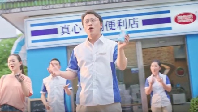 彩虹合唱团又有了广告业务，团长担任“维他奶便利店店长”