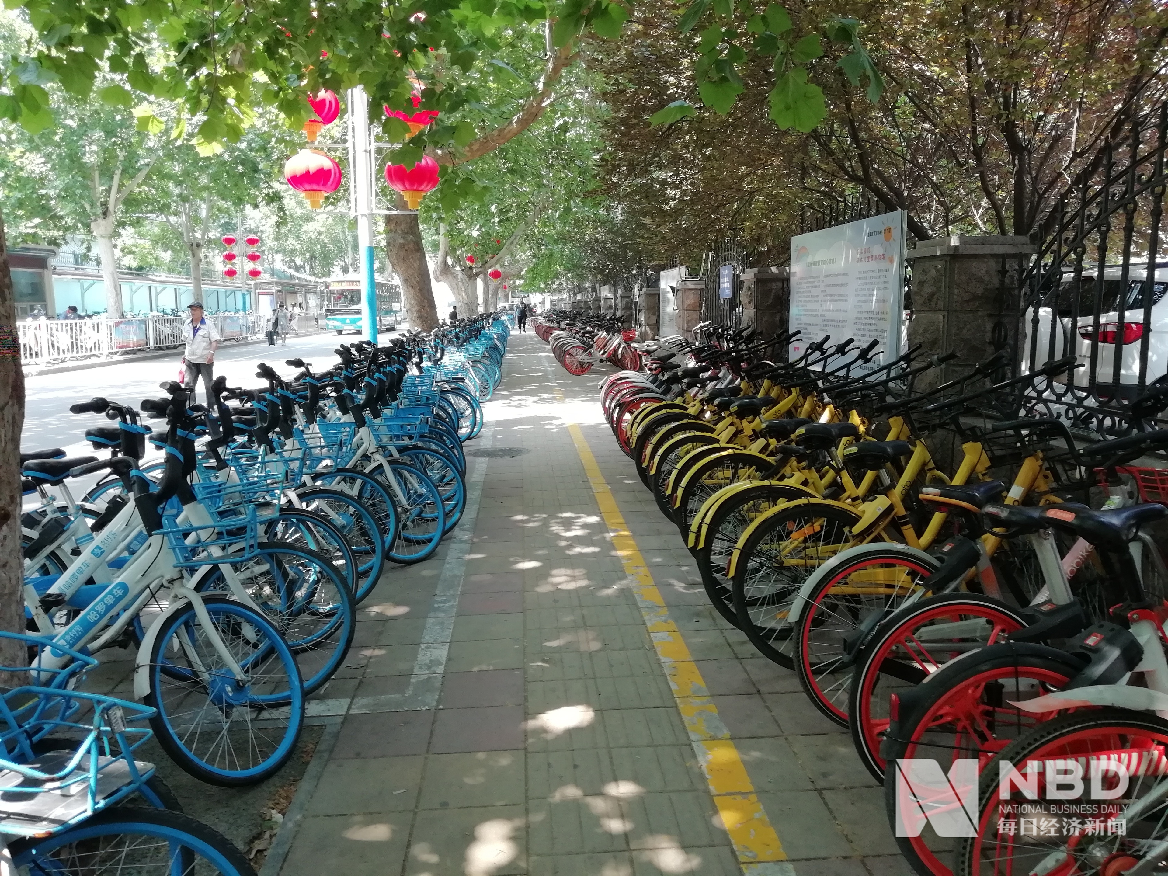 济南火车站附近的共享单车停放处，小黄车数量较少。摄影：每经记者 彭斐