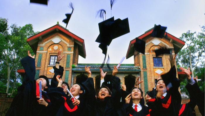 学生毕业季，快递小哥的“毕业寄”