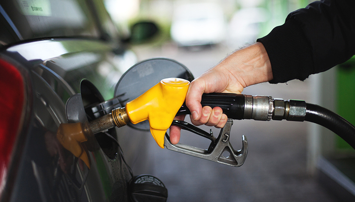 【界面晚报】国内成品油价迎年内第九涨 卫健委回应“村医集体辞职”