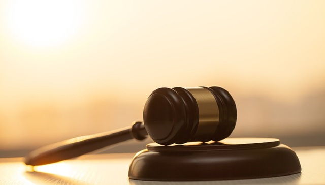 男子20年后拦路打老师获刑1年半，审判长解析量刑依据