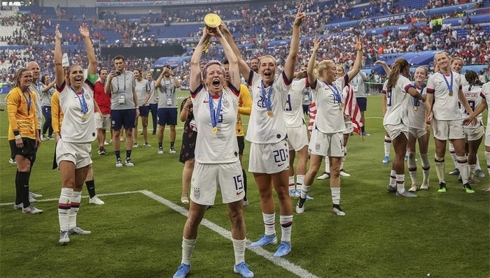 美国女足卫冕为世界杯收官，但同工同酬之战仍在继续
