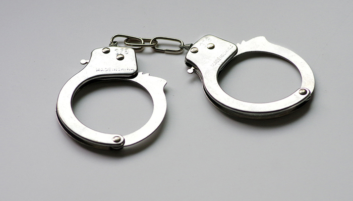 【界面晚报】上海依法以涉嫌猥亵儿童罪对王某某等二人批准逮捕 河南36位村医集体辞职追踪