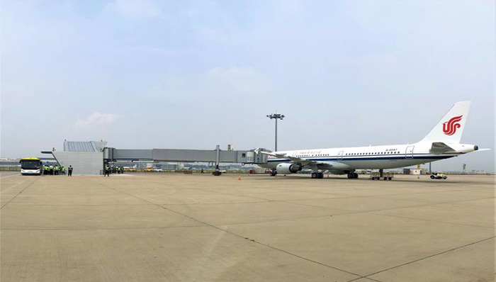 首都机场建成并试运行国内首座远机位廊桥