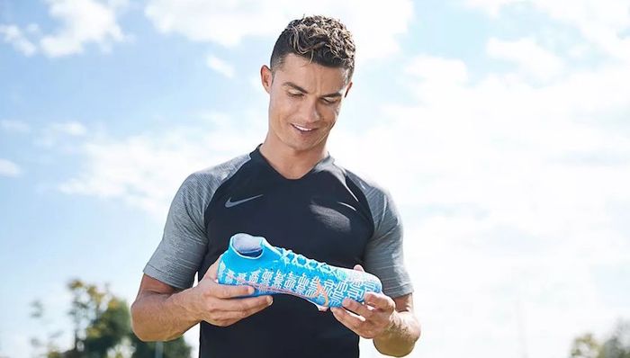 C罗赠武磊新战靴，耐克刺客系列有了中国限定版