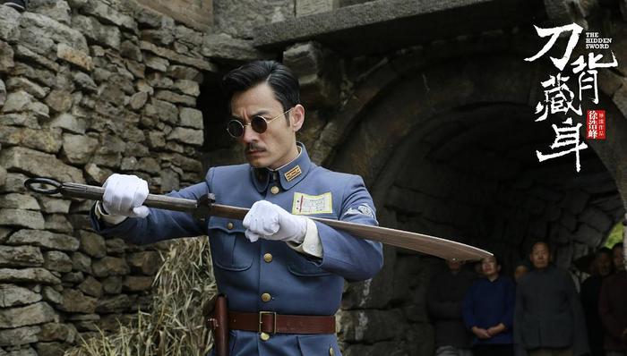 【文娱早报】电影《刀背藏身》宣布撤档 漫威华裔英雄《上气》选角标准曝光