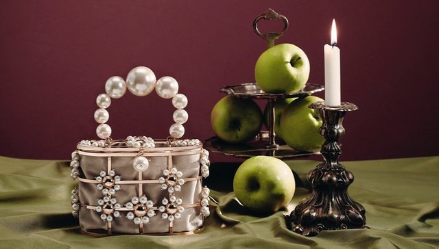 【是日美好事物】当下最in珍珠手袋摇曳鎏金色彩，PAUL&JOE彩色“糖丸”隔离乳清爽又美颜