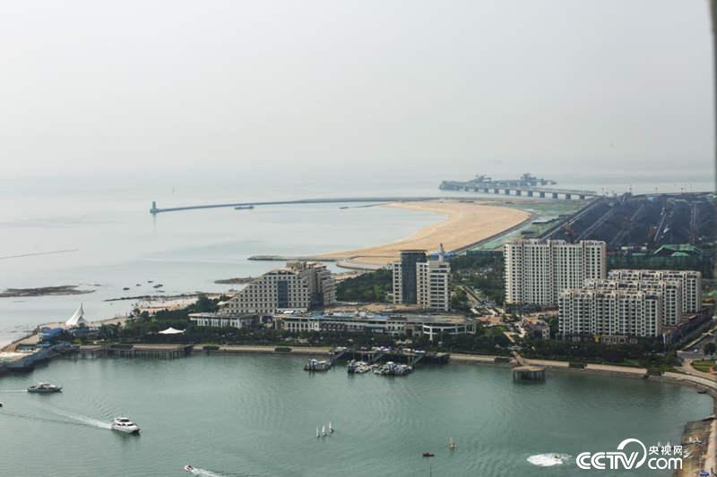 远眺海龙湾生态岸线修复工程。  （李文亮 摄）