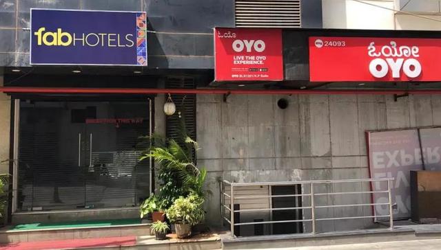 印度人正在摘OYO的招牌