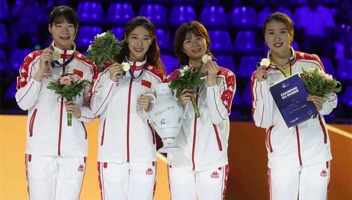 【体育晚报】击剑世锦赛中国女子重剑团体夺金 中国女篮热身赛三连胜