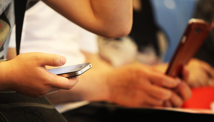 【科技早报】三大运营商公布提速降费成绩单 华为发布首款5G双模手机