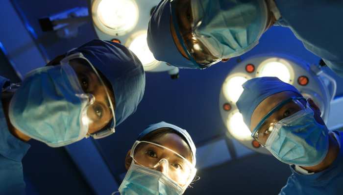 老人病危求救医生忙拍照20分钟，多名涉事人员被处理