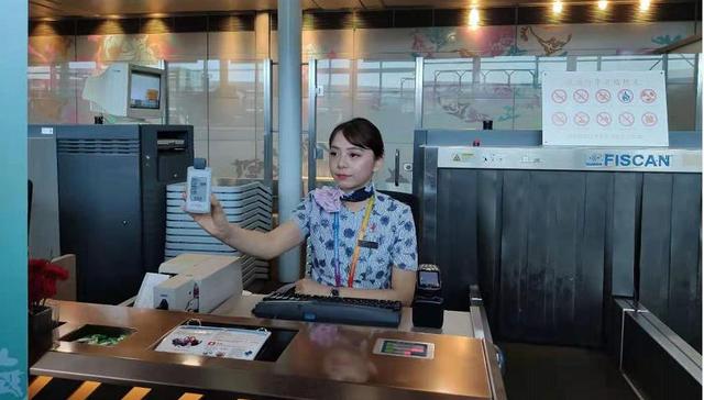 快看|东航启用首张无源型永久电子行李牌，率先用于京沪航线