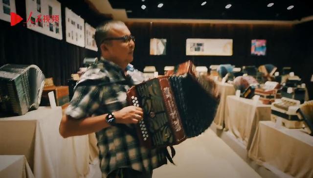 手风琴,博物馆,琴声如诉,弹奏,塔城市,一键,艺术追求,老师道,音符,中学