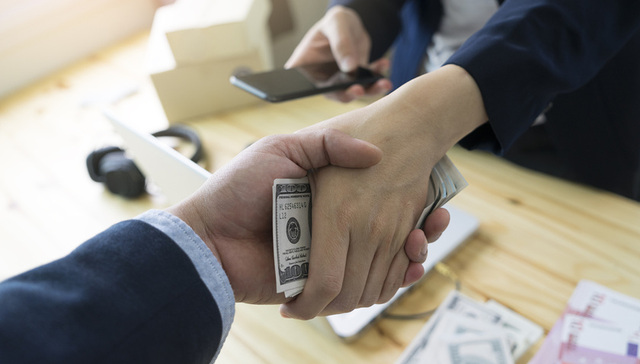 地方新闻精选|甘肃一县长主政贫困县五年受贿1400多万 江苏连夜调查“地下宠物繁殖场”