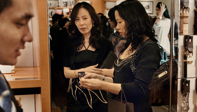 想让Z世代买东西，时尚品牌可能得先问问他们的父母