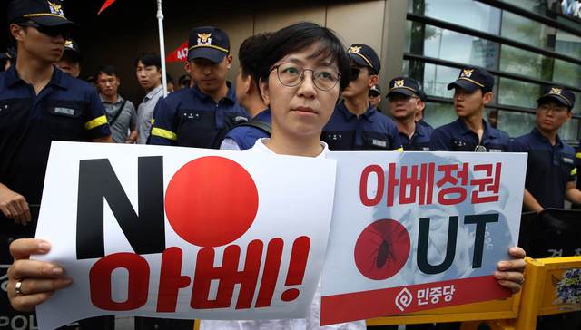 韩国回击日本限贸：屈服于挑战历史会重演，也要把你们移出“白名单”